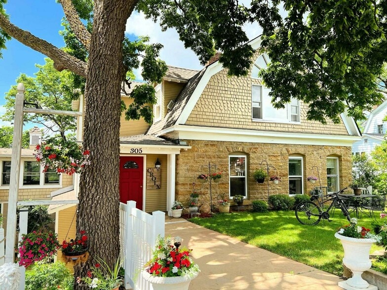 Primary Photo Of 305 River St, Osceola Hospitality For Sale