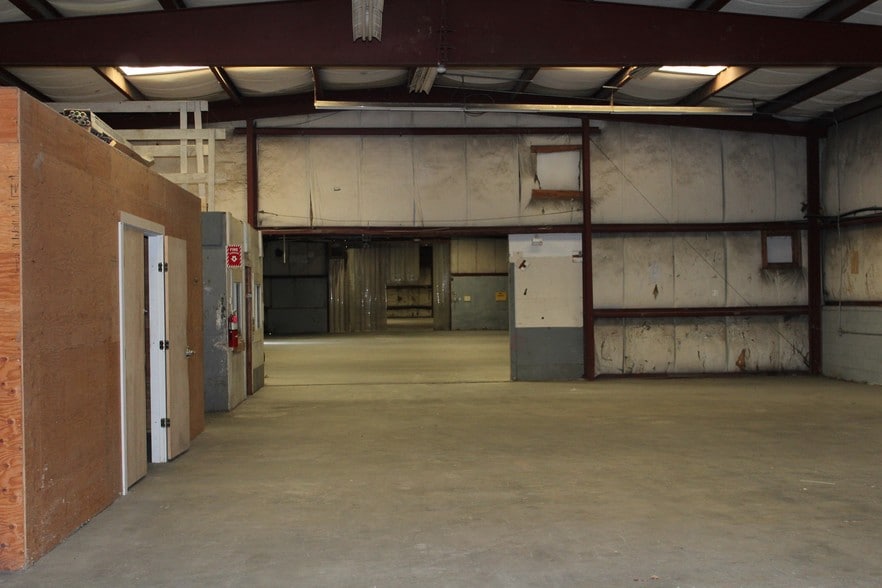 More Photos Of 44 Depot St, Belchertown Warehouse For Lease