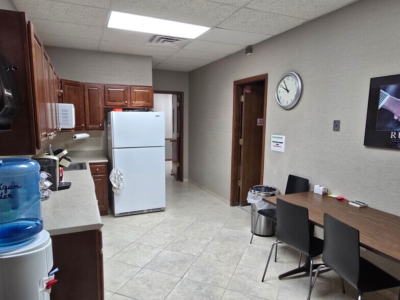 More Photos Of 5342 W Vermont St, Indianapolis Office For Sale