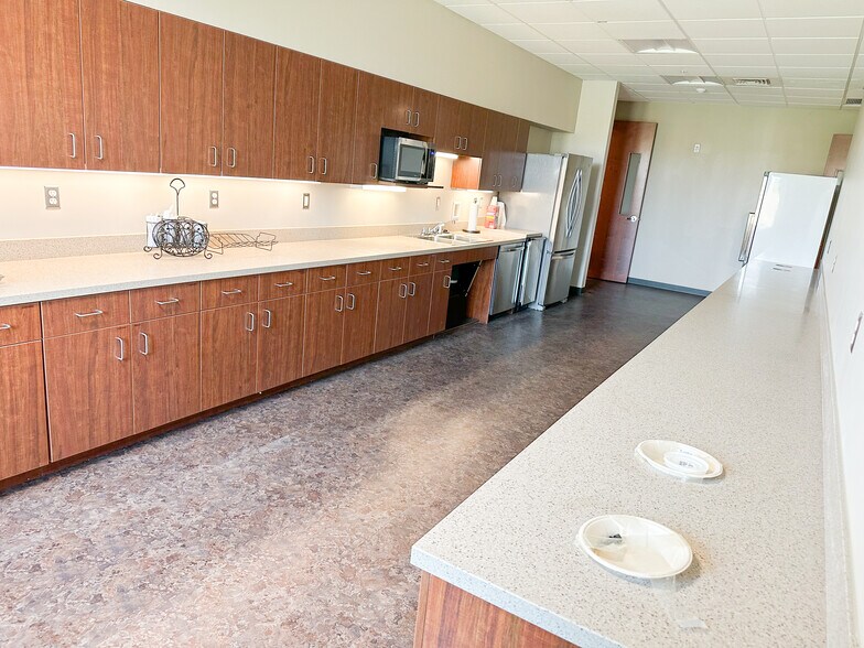 More Photos Of 10315 Camp Dr, Williston Flex For Lease