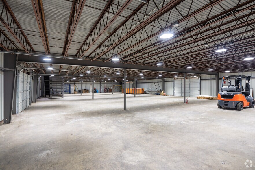 More Photos Of 10034 North Fwy, Houston Warehouse For Sale