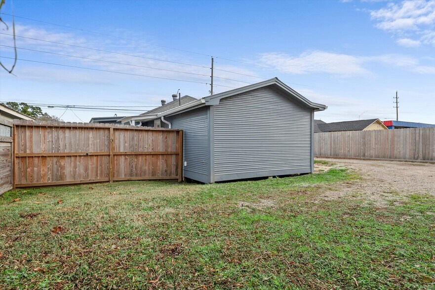 More Photos Of 119 Magnolia Blvd, Magnolia Office For Sale