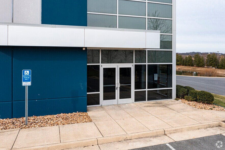 More Photos Of 321 Apple Valley Rd, Winchester Warehouse For Lease