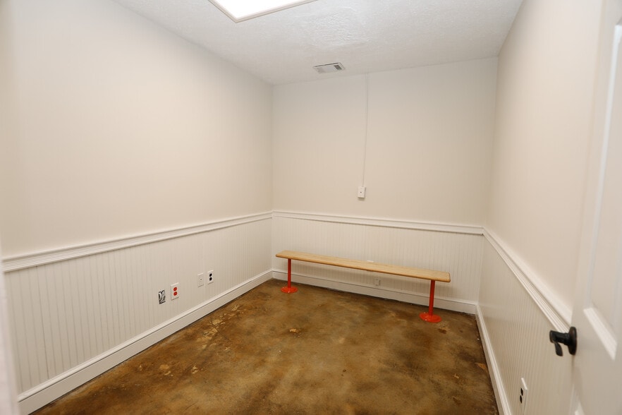 More Photos Of 5 Haynie St, Newnan Warehouse For Lease