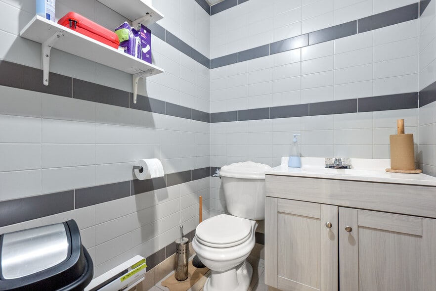 More Photos Of 403-409 Rue Saint-Roch, Montréal Warehouse For Sale