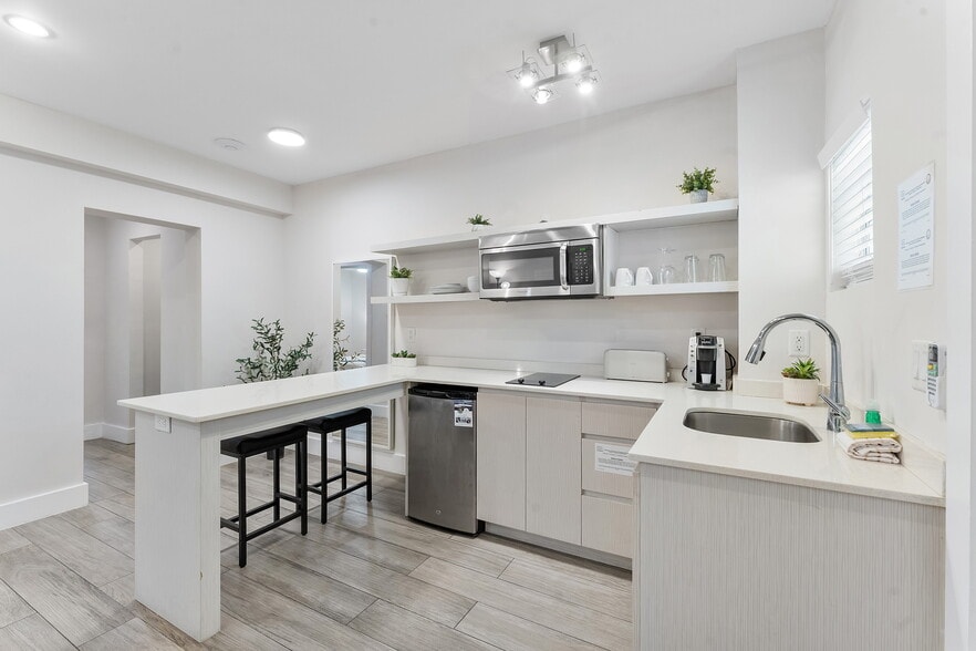 More Photos Of 3020-3024 Seville St, Fort Lauderdale Hotel For Sale
