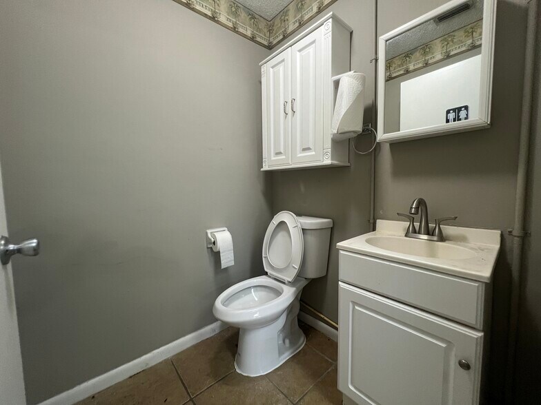 More Photos Of 2426 Mayport Rd, Jacksonville Showroom For Lease