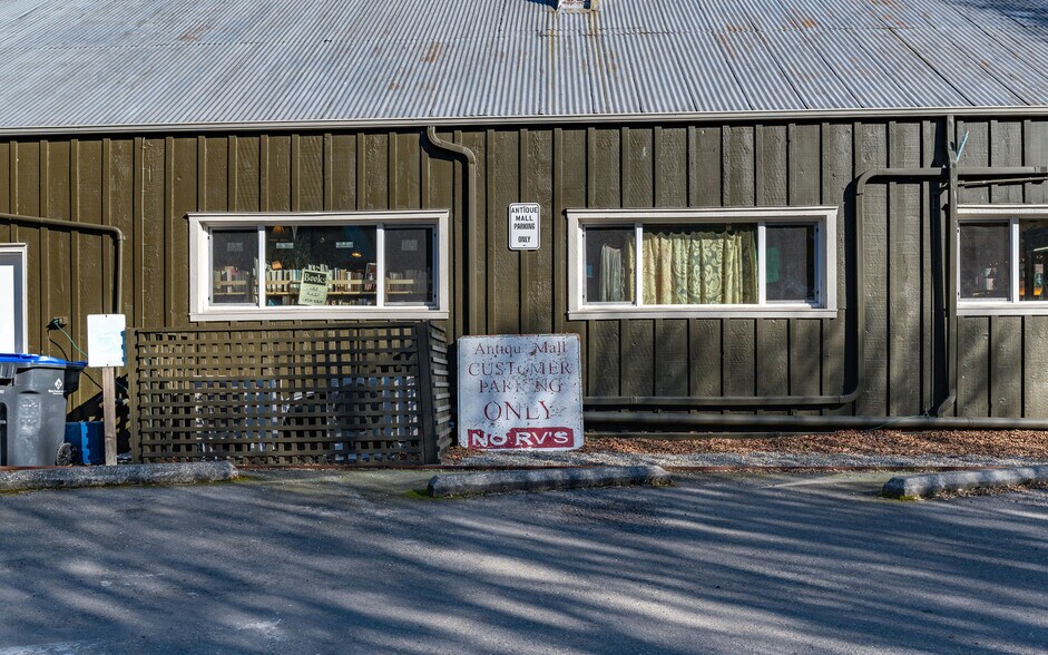 More Photos Of 802 Washington St, Port Townsend General Retail For Sale