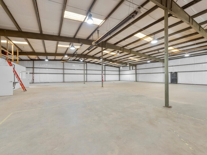 More Photos Of 93 Thompson St, Asheville Manufacturing For Lease