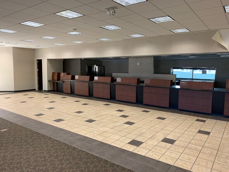 More Photos Of 1355 W Dundee Rd, Buffalo Grove Bank For Lease