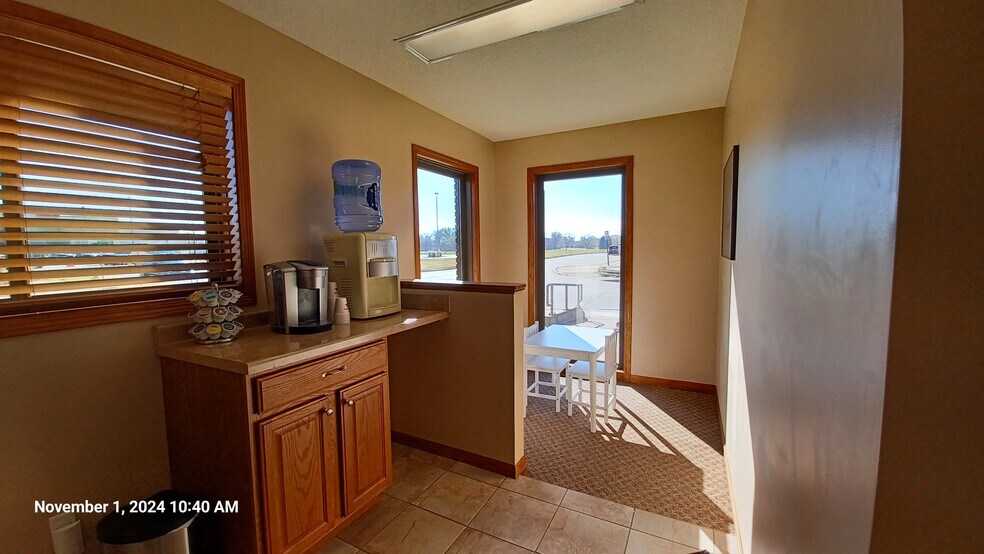 More Photos Of 822-826 S 4th St, Clinton Office For Sale