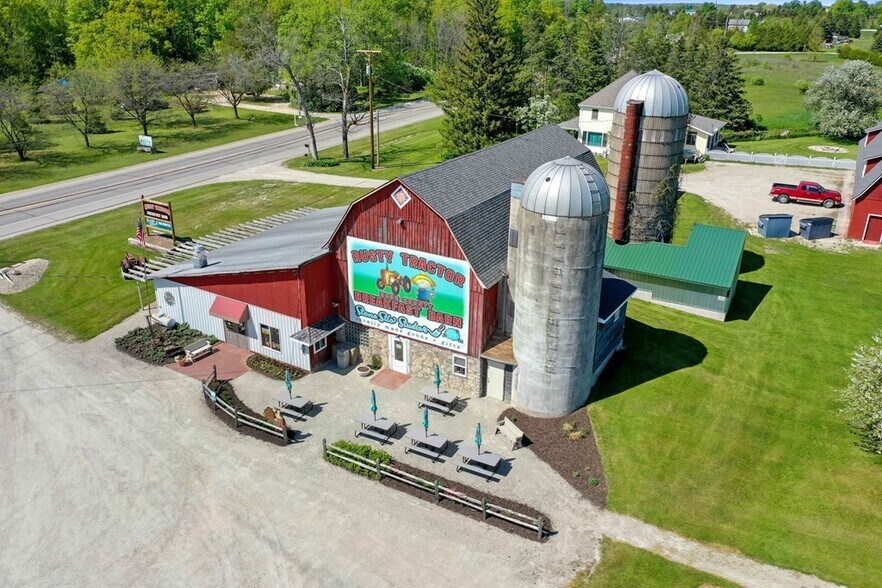 More Photos Of 6216 WI-42, Egg Harbor General Retail For Sale