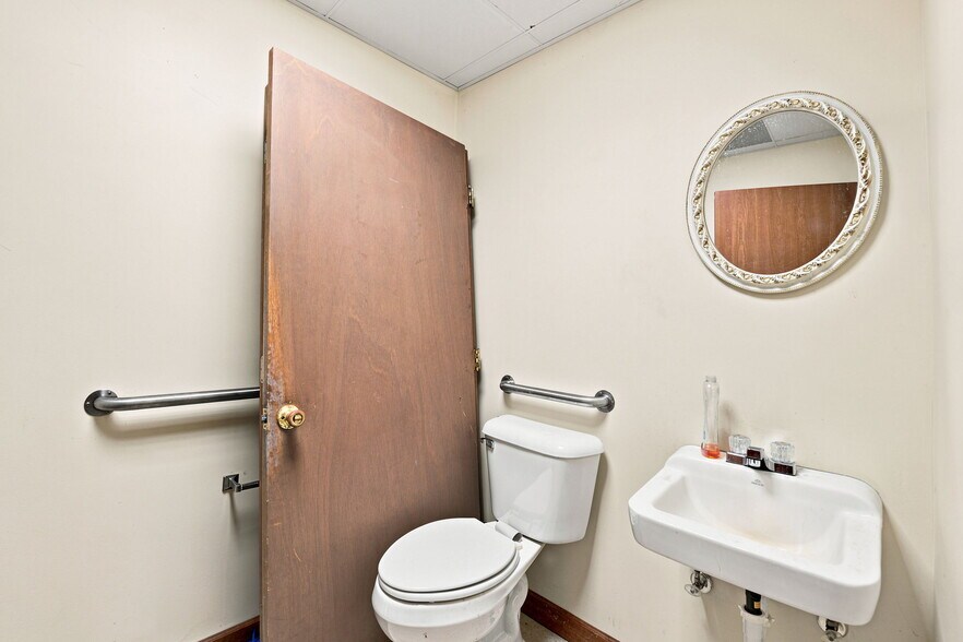 More Photos Of 692 Theodore St, Joliet Storefront For Lease