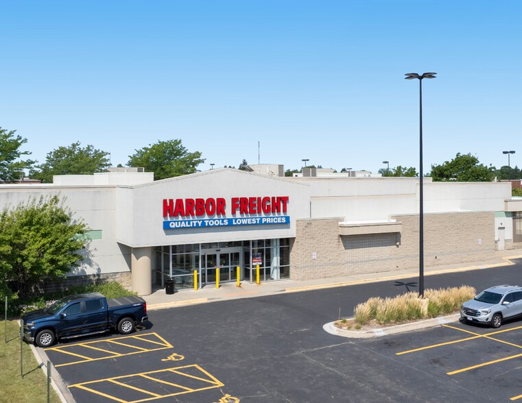 More Photos Of 340 E Rollins Rd, Round Lake Freestanding For Sale