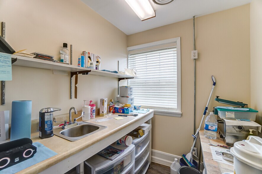 More Photos Of 1010-1090 N Market St, Troy Medical For Lease