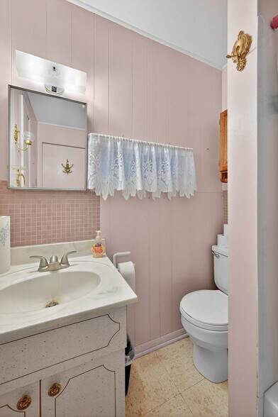 More Photos Of 222 W Saint Louis St, Pacific Office For Sale