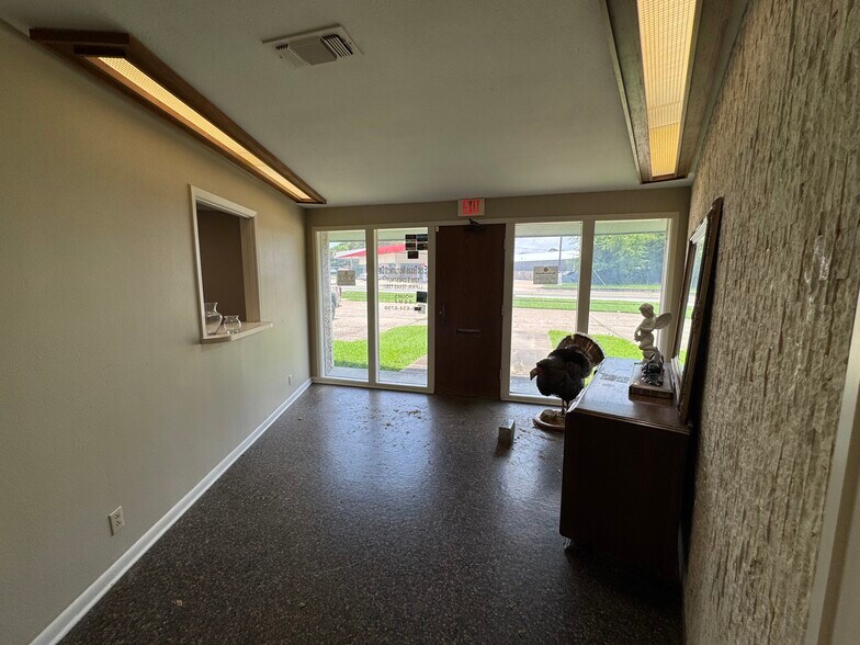 More Photos Of 1208 S Chestnut St, Lufkin Showroom For Sale