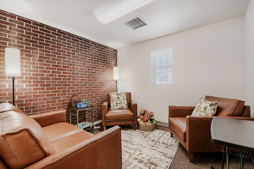 More Photos Of 641 E 112th Ave, Northglenn Veterinarian Kennel For Sale