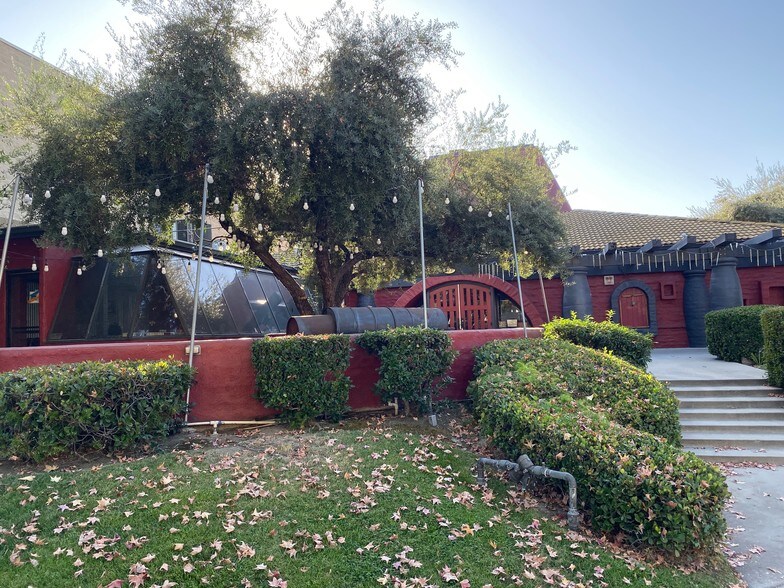 More Photos Of 395 N Rosemead Blvd, Pasadena General Retail For Lease