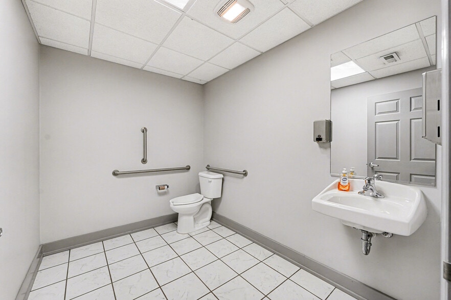 More Photos Of 670 Cambridge St, Fredericksburg Warehouse For Lease