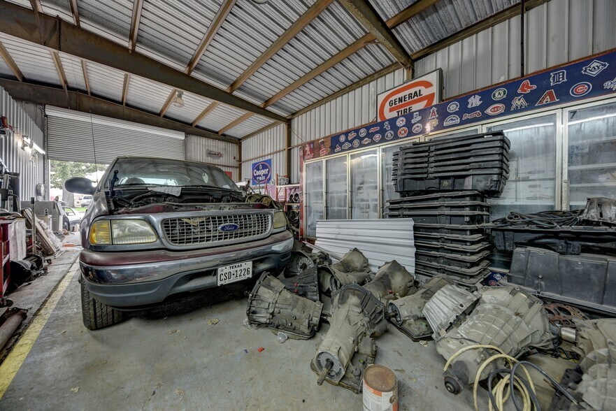 More Photos Of 307 E Alamo St, Brenham Auto Repair For Sale