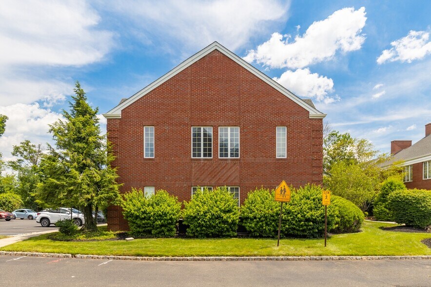 More Photos Of 821-824 Courtyard Dr, Hillsborough Office For Lease