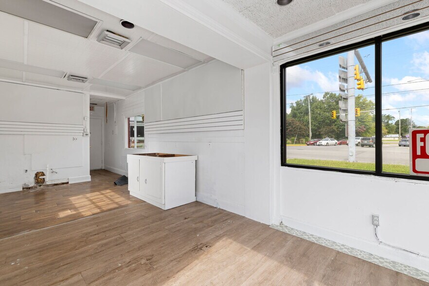 More Photos Of 506 N Main St, Emporia General Retail For Sale