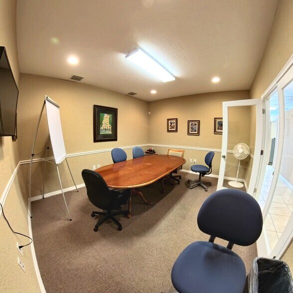 More Photos Of 126 N Us-27/441, Lady Lake Office For Lease