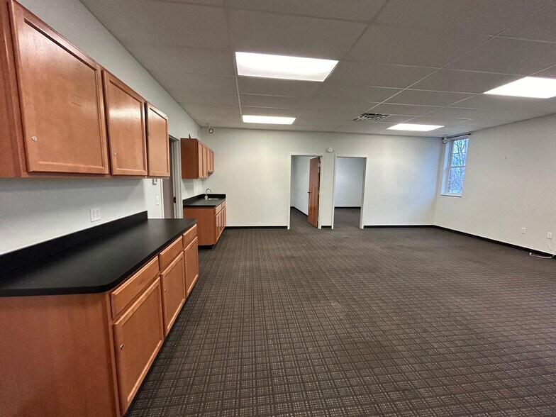 More Photos Of 7344 Pearl Rd, Middleburg Heights Office For Lease
