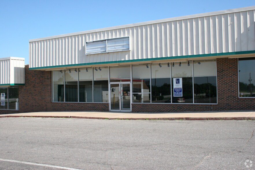 More Photos Of 200 W Greenway Ct, Derby Unknown For Lease