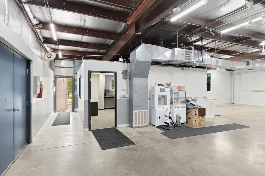 More Photos Of 1138 State St, Green Bay Warehouse For Sale