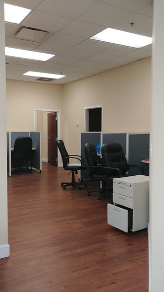 More Photos Of 7901 Kingspointe Pky, Orlando Showroom For Sale