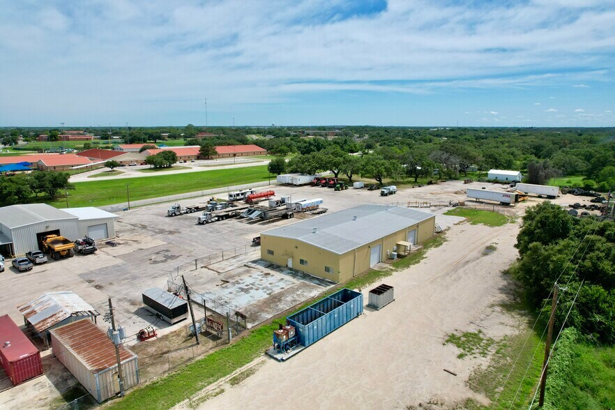 More Photos Of 1209 - 1211 Bensdale Rd, Pleasanton Warehouse For Lease