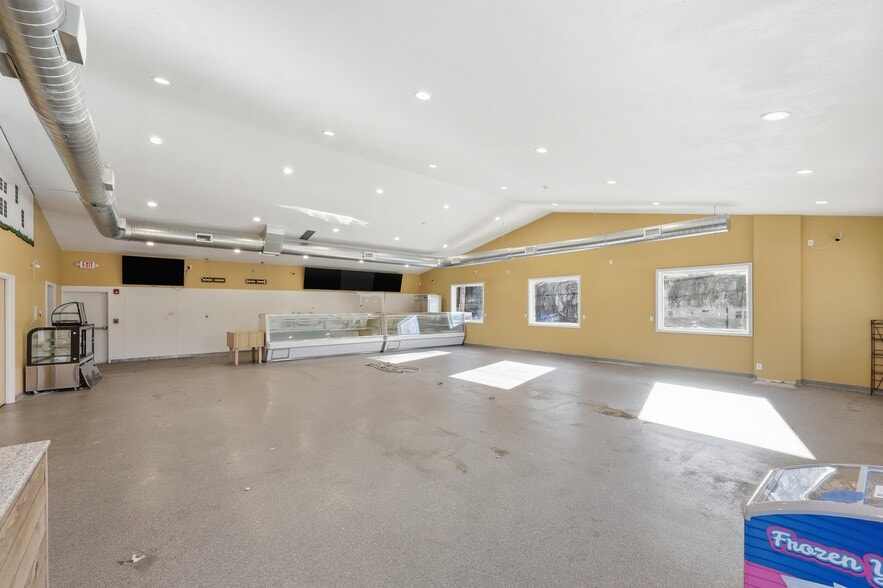 More Photos Of 365 Main St, Sturbridge Storefront For Lease