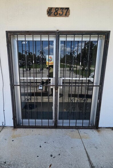 More Photos Of 4837 Martin Luther King Dr, Bowling Green General Retail For Sale