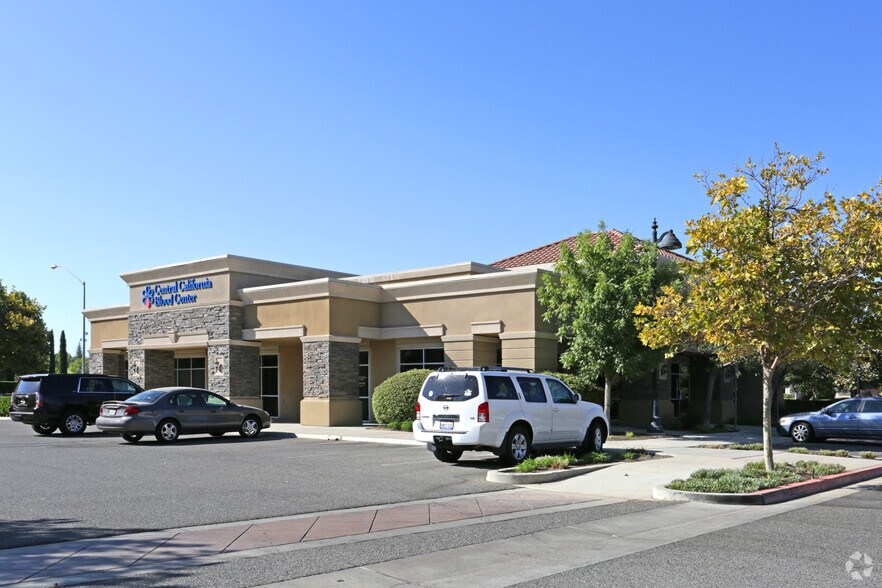 More Photos Of 1010 E Perrin Dr, Fresno Freestanding For Lease