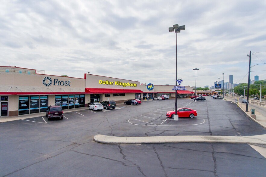 More Photos Of 2902-2990 Fulton St, Houston Unknown For Lease