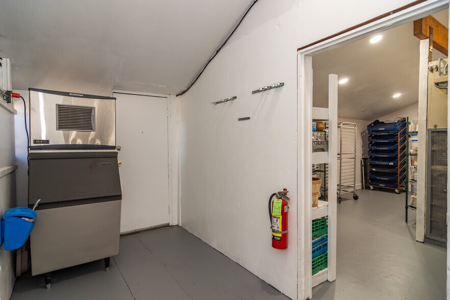 More Photos Of 115 NE Locust St, Oakland Restaurant For Sale