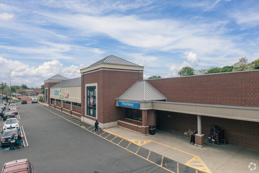 More Photos Of 75 Spring St, West Roxbury Supermarket For Lease