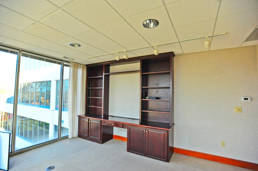 More Photos Of 250 W First St, Winston-Salem Loft Creative Space For Lease