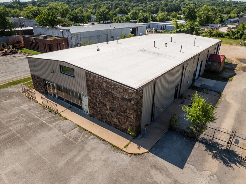 More Photos Of 535 W Poplar St, Fayetteville Warehouse For Lease