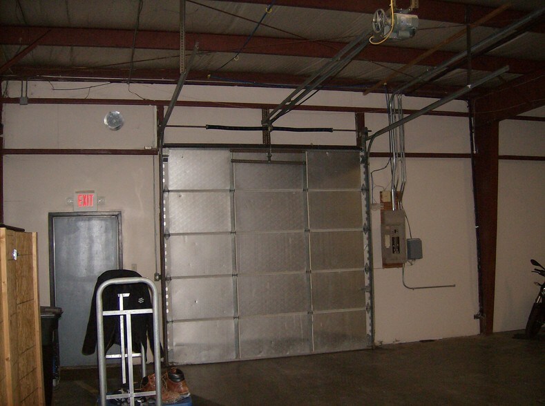 More Photos Of 400-460 Fame Rd, Dayton Light Distribution For Lease