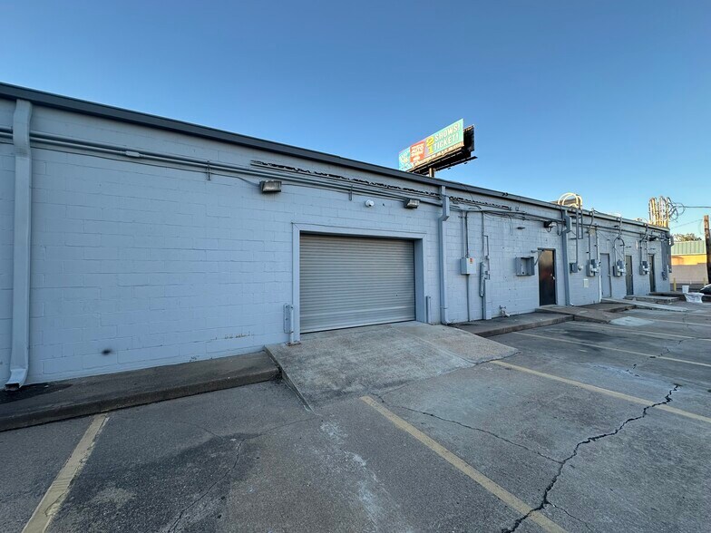 More Photos Of 6809-6815 Southwest Fwy Hov Ln, Houston Unknown For Lease