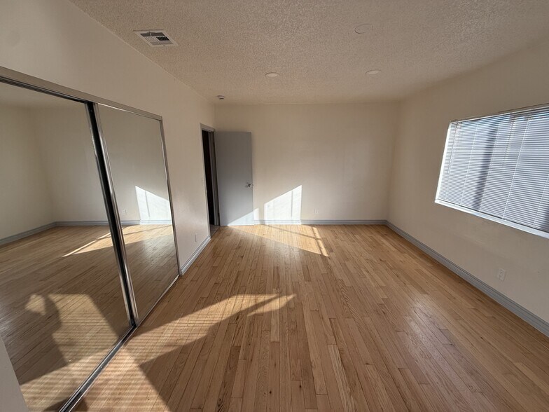 More Photos Of 8930 S Vermont Ave, Los Angeles General Retail For Sale