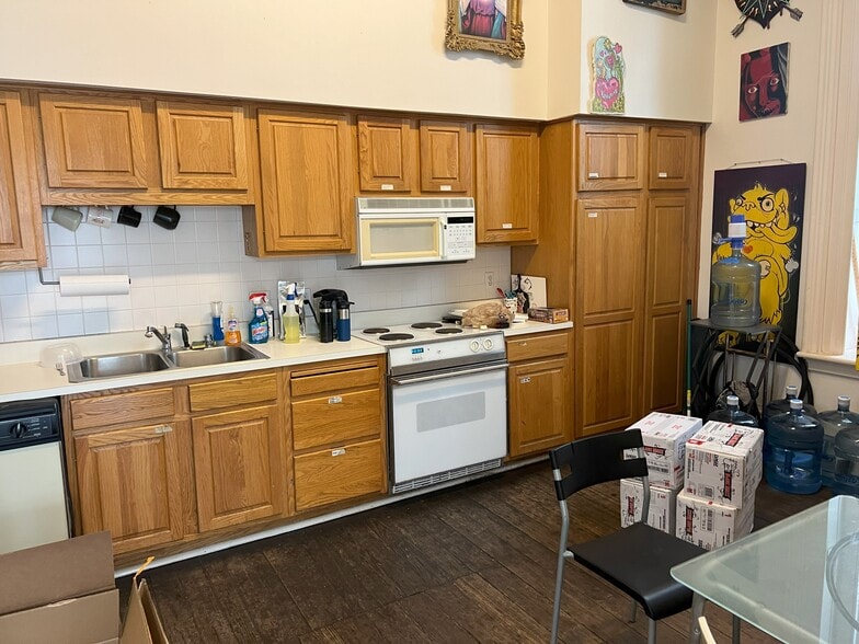 More Photos Of 7-9 E Bay St, Savannah Bar For Sale