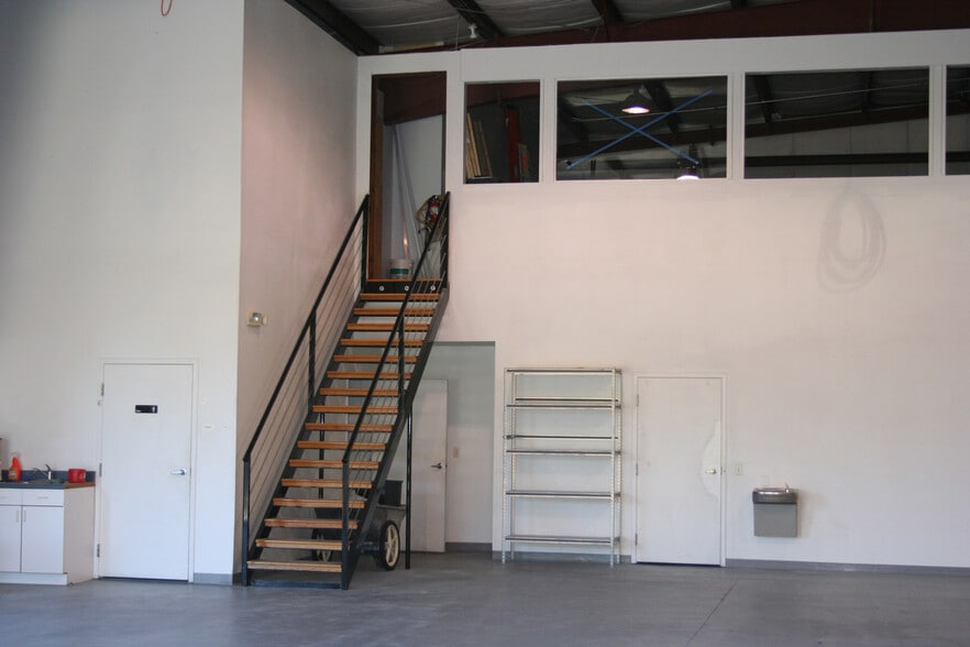 More Photos Of 4126 Louis Ave, Holiday Warehouse For Sale