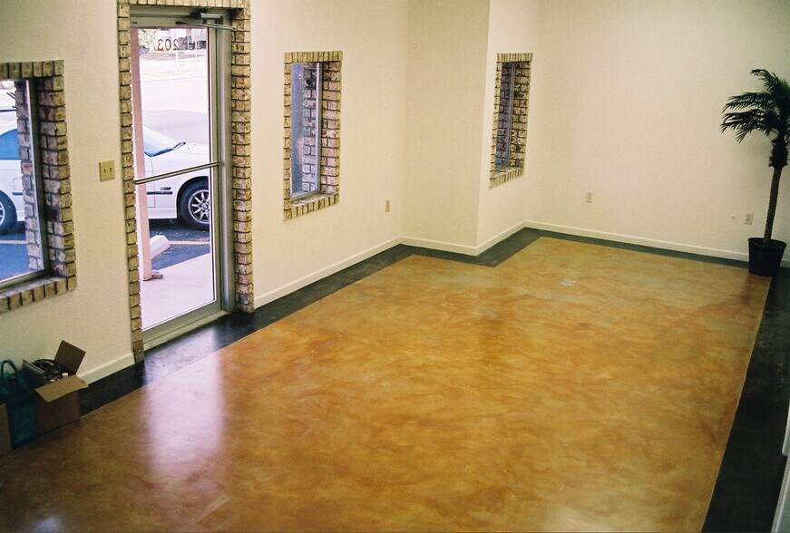 More Photos Of 203-209 S Water St, Burnet Storefront Retail Office For Lease