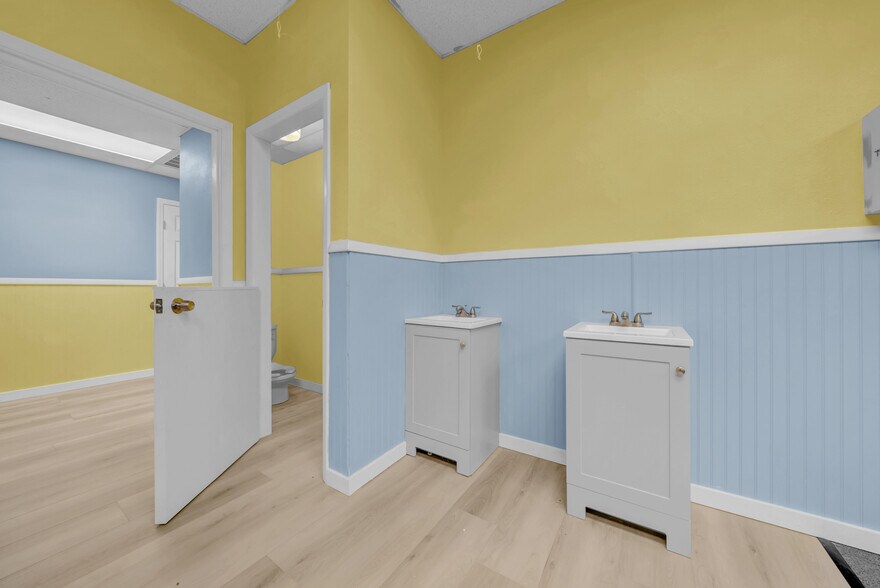 More Photos Of 1419 Sunset Point Rd, Clearwater Office For Sale