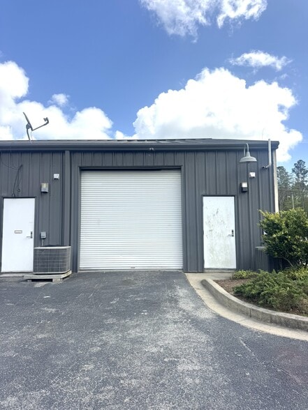 More Photos Of 3229 Argent Blvd, Ridgeland Showroom For Lease