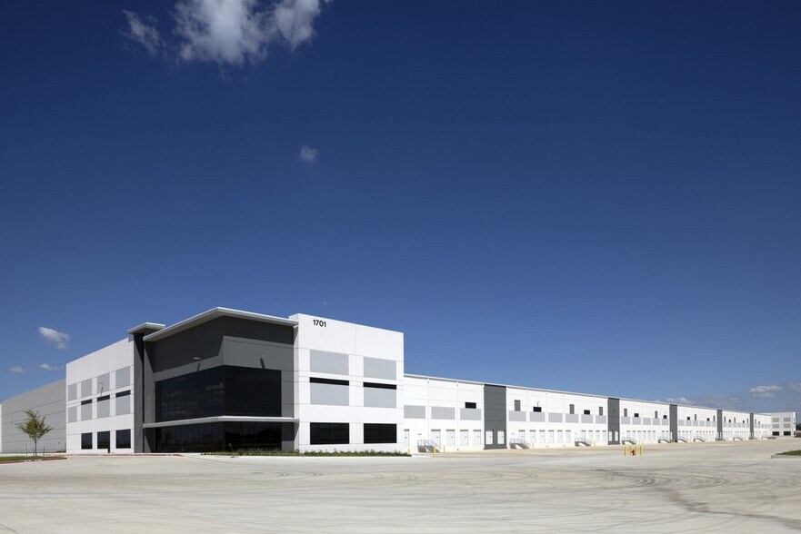 More Photos Of 1701 E Pleasant Pky, Wilmer Unknown For Lease